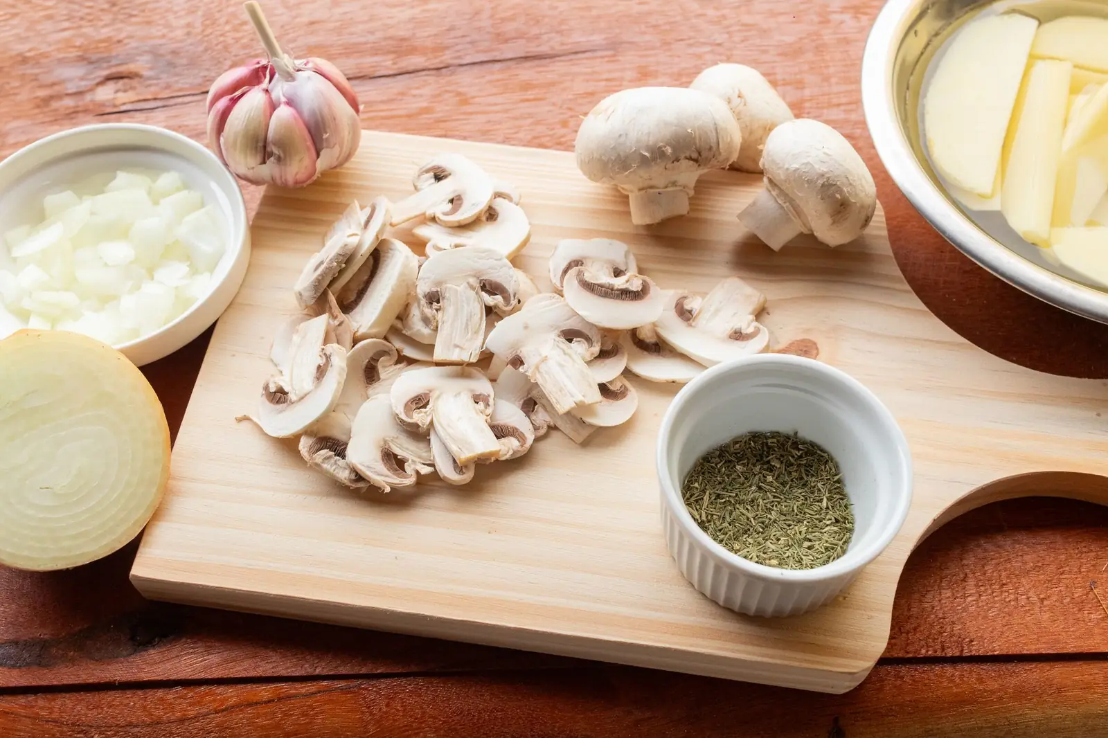 Ingredientes frescos sobre la mesa de trabajo