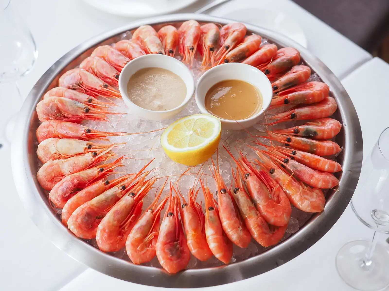 Bandeja de camarones con salsas